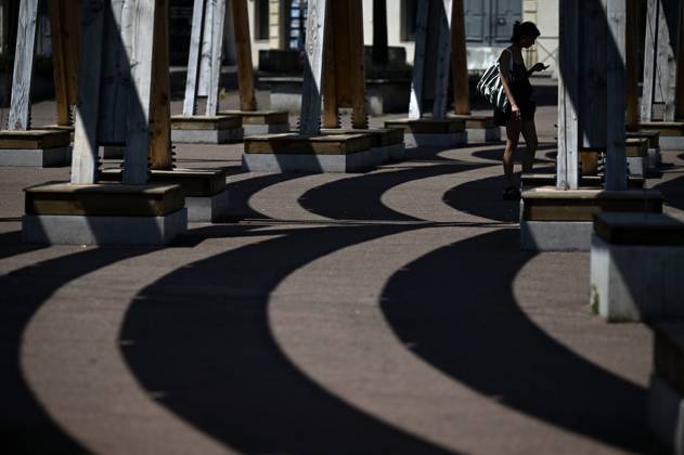 Heatwave in Lyon on May 26, 2026 PHOTOPQR LE PROGRES Maxime JEGAT Lyon 26 05 2026 Heatwave in Lyon on May 26, 2026 Passers-by under work Urban fabric Place Bellecour in Lyon during a heatwave Heatwave in France, Lyon on May 26, 2026 Lyon Rhône Alpes France  Copyright: xPHOTOPQR LExPROGRES MAXPPPxMaximexJEGATx 20260526LPL2431 20260526LPL2431