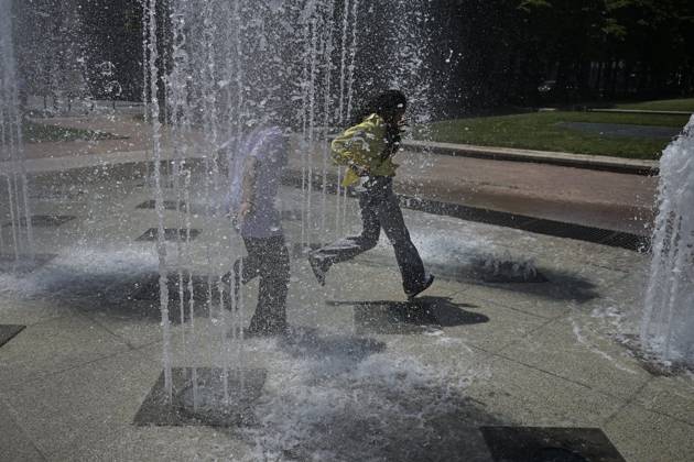 Heatwave in Lyon on May 26, 2026 PHOTOPQR LE PROGRES Maxime JEGAT Lyon 26 05 2026 Heatwave in Lyon on May 26, 2026 Two teenage girls in the fountain at Place Antonin Poncet in Lyon during a heatwave Heatwave in France, Lyon on May 26, 2026 Lyon Rhône Alpes France  Copyright: xPHOTOPQR LExPROGRES MAXPPPxMaximexJEGATx 20260526LPL2436 20260526LPL2436