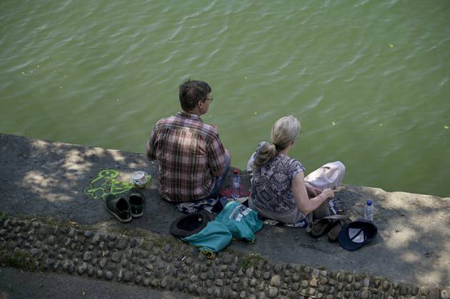 Heatwave in Lyon on May 26, 2026 PHOTOPQR LE PROGRES Maxime JEGAT Lyon 26 05 2026 Heatwave in Lyon on May 26, 2026 A man and a woman in the shade on the quays of the Saône in Lyon during a heatwave Heatwave in France, Lyon on May 26, 2026 Lyon Rhône Alpes France  Copyright: xPHOTOPQR LExPROGRES MAXPPPxMaximexJEGATx 20260526LPL2442 20260526LPL2442