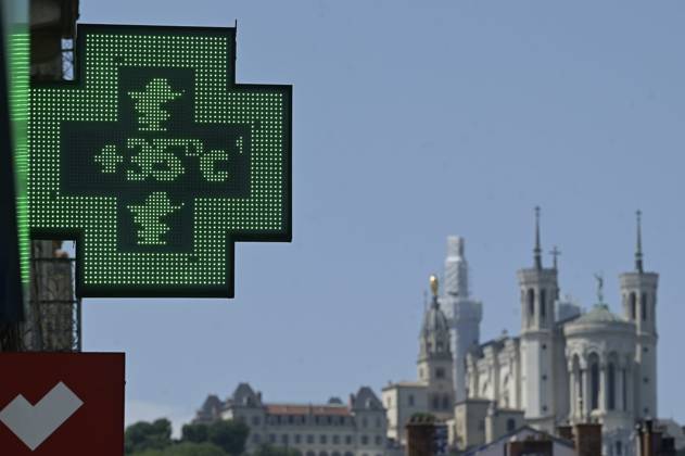 Heatwave in Lyon on May 26, 2026 PHOTOPQR LE PROGRES Maxime JEGAT Lyon 26 05 2026 Heatwave in Lyon on May 26, 2026 A pharmacy thermometer reads 35 degrees in Lyon during a heatwave Heatwave in France, Lyon on May 26, 2026 Lyon Rhône Alpes France  Copyright: xPHOTOPQR LExPROGRES MAXPPPxMaximexJEGATx 20260526LPL2444 20260526LPL2444