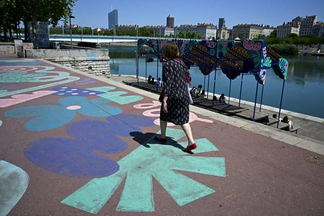 Heatwave in Lyon on May 26, 2026 PHOTOPQR LE PROGRES Maxime JEGAT Lyon 26 05 2026 Heatwave in Lyon on May 26, 2026 Passers-by in the streets of Lyon during a heatwave Heatwave in France, Lyon on May 26, 2026 Lyon Rhône Alpes France  Copyright: xPHOTOPQR LExPROGRES MAXPPPxMaximexJEGATx 20260526LPL2447 20260526LPL2447