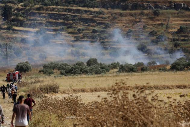 Israeli settlers set fire to wheat fields in Nablus NABLUS, WEST BANK, PALESTINE - MAY 26: Smoke rise as Israeli settlers, set fire to wheat fields belonging to Palestinians in the village of Salem, east of the West Bank city of Nablus, Palestine, on May 26, 2026. Israeli forces reportedly prevented Palestinians from intervening and used tear gas and stun grenades against them, while a Palestinian youth was reported injured during the incident. Nedal Eshtayah Anadolu Nablus West Bank. Editorial use only. Please get in touch for any other usage.  Copyright: x2026xAnadoluxNedalxEshtayahx