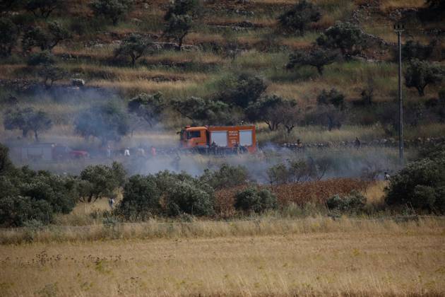 Israeli settlers set fire to wheat fields in Nablus NABLUS, WEST BANK, PALESTINE - MAY 26: Emergency services are seen around the area as Israeli settlers, set fire to wheat fields belonging to Palestinians in the village of Salem, east of the West Bank city of Nablus, Palestine, on May 26, 2026. Israeli forces reportedly prevented Palestinians from intervening and used tear gas and stun grenades against them, while a Palestinian youth was reported injured during the incident. Nedal Eshtayah Anadolu Nablus West Bank. Editorial use only. Please get in touch for any other usage.  Copyright: x2026xAnadoluxNedalxEshtayahx