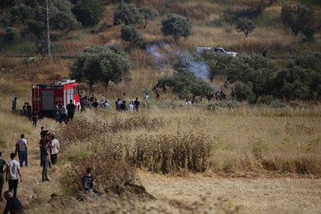 Israeli settlers set fire to wheat fields in Nablus NABLUS, WEST BANK, PALESTINE - MAY 26: Emergency services are seen around the area as Israeli settlers, set fire to wheat fields belonging to Palestinians in the village of Salem, east of the West Bank city of Nablus, Palestine, on May 26, 2026. Israeli forces reportedly prevented Palestinians from intervening and used tear gas and stun grenades against them, while a Palestinian youth was reported injured during the incident. Nedal Eshtayah Anadolu Nablus West Bank. Editorial use only. Please get in touch for any other usage.  Copyright: x2026xAnadoluxNedalxEshtayahx