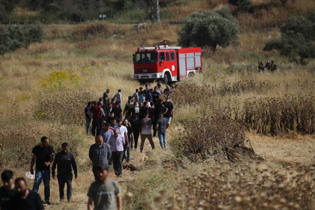 Israeli settlers set fire to wheat fields in Nablus NABLUS, WEST BANK, PALESTINE - MAY 26: Emergency services are seen around the area as Israeli settlers, set fire to wheat fields belonging to Palestinians in the village of Salem, east of the West Bank city of Nablus, Palestine, on May 26, 2026. Israeli forces reportedly prevented Palestinians from intervening and used tear gas and stun grenades against them, while a Palestinian youth was reported injured during the incident. Nedal Eshtayah Anadolu Nablus West Bank. Editorial use only. Please get in touch for any other usage.  Copyright: x2026xAnadoluxNedalxEshtayahx