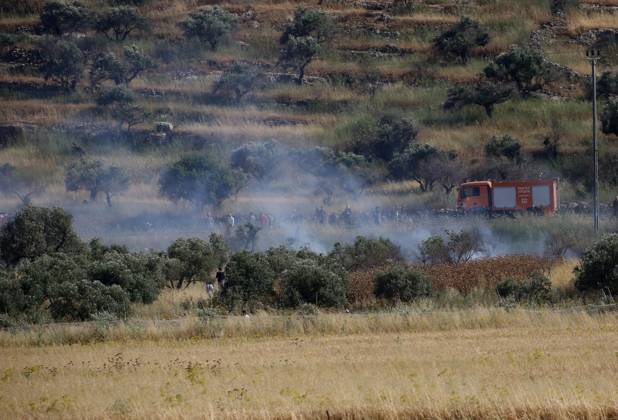 Israeli settlers set fire to wheat fields in Nablus NABLUS, WEST BANK, PALESTINE - MAY 26: Smoke rise as Israeli settlers, set fire to wheat fields belonging to Palestinians in the village of Salem, east of the West Bank city of Nablus, Palestine, on May 26, 2026. Israeli forces reportedly prevented Palestinians from intervening and used tear gas and stun grenades against them, while a Palestinian youth was reported injured during the incident. Nedal Eshtayah Anadolu Nablus West Bank. Editorial use only. Please get in touch for any other usage.  Copyright: x2026xAnadoluxNedalxEshtayahx