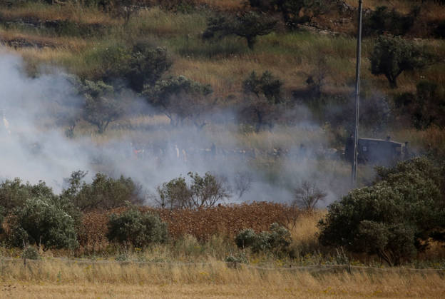 Israeli settlers set fire to wheat fields in Nablus NABLUS, WEST BANK, PALESTINE - MAY 26: Smoke rise as Israeli settlers, set fire to wheat fields belonging to Palestinians in the village of Salem, east of the West Bank city of Nablus, Palestine, on May 26, 2026. Israeli forces reportedly prevented Palestinians from intervening and used tear gas and stun grenades against them, while a Palestinian youth was reported injured during the incident. Nedal Eshtayah Anadolu Nablus West Bank. Editorial use only. Please get in touch for any other usage.  Copyright: x2026xAnadoluxNedalxEshtayahx