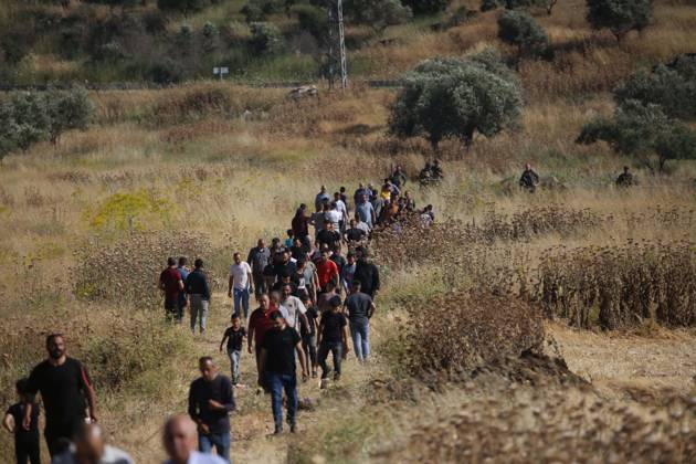 Israeli settlers set fire to wheat fields in Nablus NABLUS, WEST BANK, PALESTINE - MAY 26: People are seen as Israeli settlers, set fire to wheat fields belonging to Palestinians in the village of Salem, east of the West Bank city of Nablus, Palestine, on May 26, 2026. Israeli forces reportedly prevented Palestinians from intervening and used tear gas and stun grenades against them, while a Palestinian youth was reported injured during the incident. Nedal Eshtayah Anadolu Nablus West Bank. Editorial use only. Please get in touch for any other usage.  Copyright: x2026xAnadoluxNedalxEshtayahx