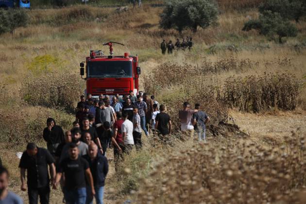 Israeli settlers set fire to wheat fields in Nablus NABLUS, WEST BANK, PALESTINE - MAY 26: Emergency services are seen around the area as Israeli settlers, set fire to wheat fields belonging to Palestinians in the village of Salem, east of the West Bank city of Nablus, Palestine, on May 26, 2026. Israeli forces reportedly prevented Palestinians from intervening and used tear gas and stun grenades against them, while a Palestinian youth was reported injured during the incident. Nedal Eshtayah Anadolu Nablus West Bank. Editorial use only. Please get in touch for any other usage.  Copyright: x2026xAnadoluxNedalxEshtayahx