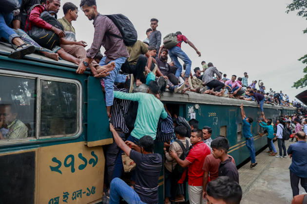 May 26, 2026, Tongi, Bangladesh: Bangladeshi Muslim passengers struggle to board an overcrowded train as they travel home ahead of the upcoming Eid al-Adha festival at a railway station in Tongi, near Dhaka, Bangladesh, Monday, May 26, 2024. Millions of people are expected to leave the capital in one of the countryÃ¢â‚¬â ¢s largest annual holiday exoduses to celebrate Eid with their families in rural areas. Tongi Bangladesh  - ZUMAd117 20260526_fap_d117_037 Copyright: xSuvraxKantixDasx