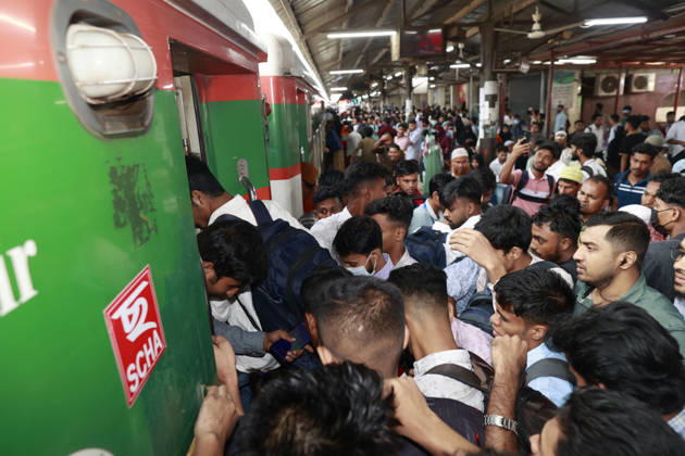 May 26, 2026, Dhaka, Bangladesh: Bangladeshi Muslim passengers struggle to board an overcrowded train as they travel home ahead of the upcoming Eid al-Adha festival at a railway station in Dhaka, Bangladesh, Monday, May 26, 2024. Millions of people are expected to leave the capital in one of the countryÃ¢â‚¬â ¢s largest annual holiday exoduses to celebrate Eid with their families in rural areas. Dhaka Bangladesh - ZUMAd117 20260526_fap_d117_021 Copyright: xSuvraxKantixDasx