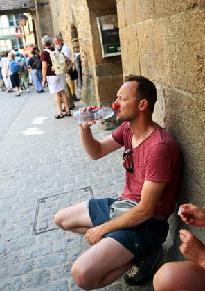 MONT-SAINT-MICHEL, FRANCE - MAY 26: Tourist rests in the shade at the Mont Saint-Michel tourist area amid a severe heat wave on May 26, 2026 in Mont-Saint-Michel, France. In France, temperatures have broken records for the month of May.  Copyright: xVCGx 111644318818