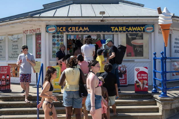 May 26, 2026, Margate, United Kingdom: Beachgoers stand in the queue front of the ice cream shop on the beach in Margate. The sandy Margate Beach is a very popular destination for the beachgoers in Kent, UK. Especially the UK s hottest spring and May temperature ever recorded today. Margate United Kingdom  - ZUMAs197 20260526_aaa_s197_134 Copyright: xKrisztianxElekx
