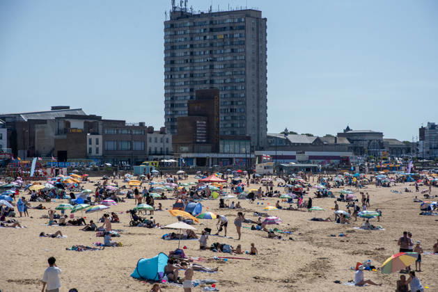May 26, 2026, Margate, United Kingdom: Beachgoers enjoy the very hot weather on the beach in Margate. The sandy Margate Beach is a very popular destination for the beachgoers in Kent, UK. Especially the UK s hottest spring and May temperature ever recorded today. Margate United Kingdom  - ZUMAs197 20260526_aaa_s197_138 Copyright: xKrisztianxElekx