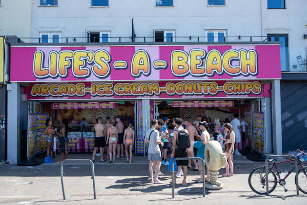 May 26, 2026, Margate, United Kingdom: People wait front of the ice cream shop on the Margate seafront. The sandy Margate Beach is a very popular destination for the beachgoers in Kent, UK. Especially the UK s hottest spring and May temperature ever recorded today. Margate United Kingdom  - ZUMAs197 20260526_aaa_s197_145 Copyright: xKrisztianxElekx