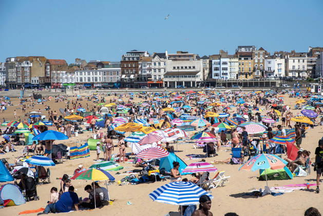 May 26, 2026, Margate, United Kingdom: People enjoy the weather on the beach in Margate. The sandy Margate Beach is a very popular destination for the beachgoers in Kent, UK. Especially the UK s hottest spring and May temperature ever recorded today. Margate United Kingdom - ZUMAs197 20260526_aaa_s197_114 Copyright: xKrisztianxElekx