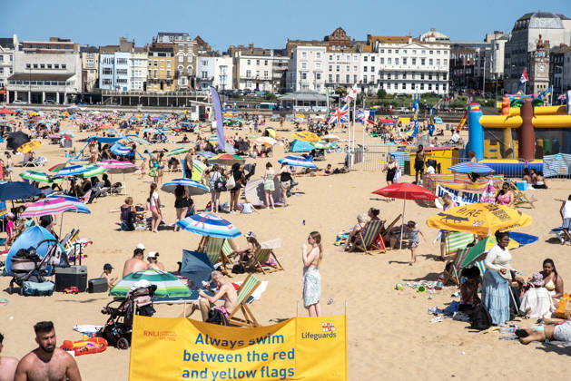 May 26, 2026, Margate, United Kingdom: Beachgoers enjoy the very hot weather on the beach in Margate. The sandy Margate Beach is a very popular destination for the beachgoers in Kent, UK. Especially the UK s hottest spring and May temperature ever recorded today. Margate United Kingdom - ZUMAs197 20260526_aaa_s197_126 Copyright: xKrisztianxElekx