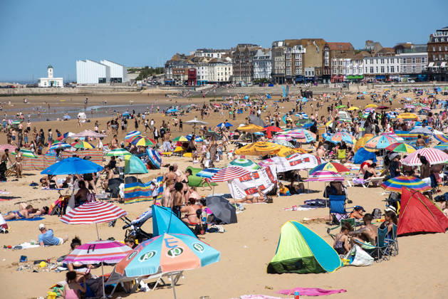News Bilder des Tages #2 May 26, 2026, Margate, United Kingdom: Beachgoers enjoy the very hot weather on the beach in Margate. The sandy Margate Beach is a very popular destination for the beachgoers in Kent, UK. Especially the UK s hottest spring and May temperature ever recorded today. Margate United Kingdom - ZUMAs197 20260526_aaa_s197_136 Copyright: xKrisztianxElekx