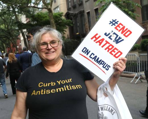 May 26, 2026, New York, New York, USA: A protester seen outside of Gracie Mansion during the Interfaith Rally protesting NYC Mayor Zohran Mamdani s approach to Israel, Zionism and anti-Israel activism, organized by EndJewHatred. New York USA - ZUMAk03_ 20260526_zaf_k03_037 Copyright: xNancyxKaszermanx