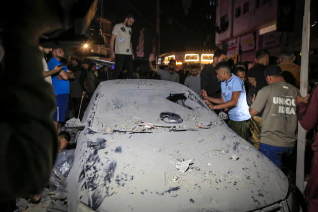 Gaza Rimal District Rocked Strikes Palestinians gather near a damaged car at the site of an airstrike in the Al-Rimal neighborhood of central Gaza City on May 26, 2026, after seven Israeli airstrikes hit a residential building and caused heavy damage to nearby vehicles and commercial shops. Several people were killed and others injured in the strikes, including passersby who had been shopping ahead of Eid. Gaza Gaza Strip Palestinian Territories Copyright: xSaeedxJarasx