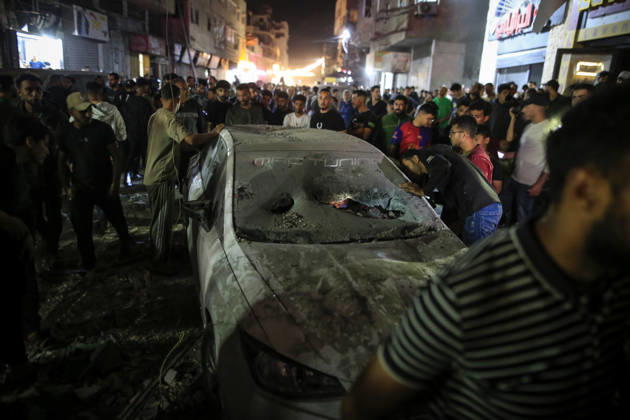 Gaza Rimal District Rocked Strikes Palestinians gather near a damaged car at the site of an airstrike in the Al-Rimal neighborhood of central Gaza City on May 26, 2026, after seven Israeli airstrikes hit a residential building and caused heavy damage to nearby vehicles and commercial shops. Several people were killed and others injured in the strikes, including passersby who had been shopping ahead of Eid. Gaza Gaza Strip Palestinian Territories Copyright: xSaeedxJarasx