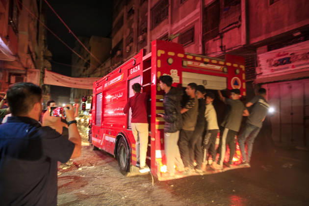 Gaza Rimal District Rocked Strikes Palestinians gather near a fire truck at the site of an airstrike in the Al-Rimal neighborhood of central Gaza City on May 26, 2026, after seven Israeli airstrikes hit a residential building and caused heavy damage to nearby vehicles and commercial shops. Several people were killed and others injured in the strikes, including passersby who had been shopping ahead of Eid. Gaza Gaza Strip Palestinian Territories Copyright: xSaeedxJarasx