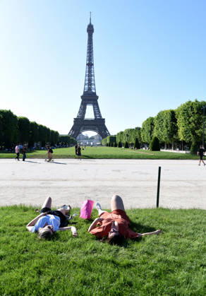 Heatwave Hits Paris Tourists and Parisians cool themselves at the Eiffel Tower as a heat wave hits in Paris, France on May 26, 2026. Photo by Alain Apaydin ABACAPRESS Paris France  Copyright: xApaydinxAlain ABACAx