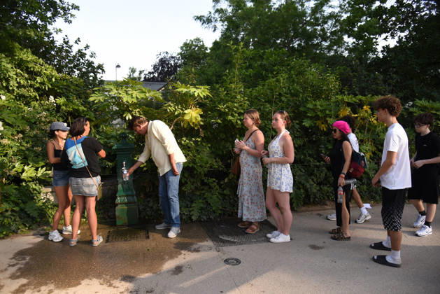 Heatwave Hits Paris Tourists and Parisians cool themselves at the Eiffel Tower as a heat wave hits in Paris, France on May 26, 2026. Photo by Alain Apaydin ABACAPRESS Paris France  Copyright: xApaydinxAlain ABACAx