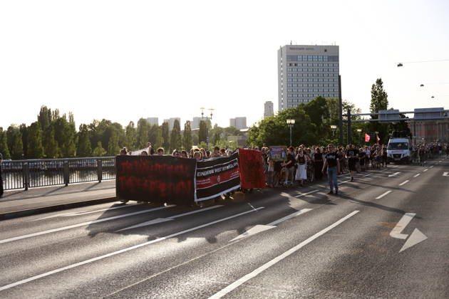 Demonstranten laufen mit Banner Die Häuser denen, die sie brauchen auf der Langen Brücke während einer Demonstration gegen die Räumung des ehemals besetzten Hauses Tornowstraße 40, Potsdam, 26. Mai 2026. Hausbesetzer-Demo in Potsdam