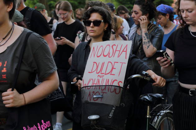 Eine Demonstrantin läuft mit Schild Noosha duldet nur Wohnungsnot in der Leipziger Straße während einer Demonstration gegen die Räumung des ehemals besetzten Hauses Tornowstraße 40, Potsdam, 26. Mai 2026. Hausbesetzer-Demo in Potsdam