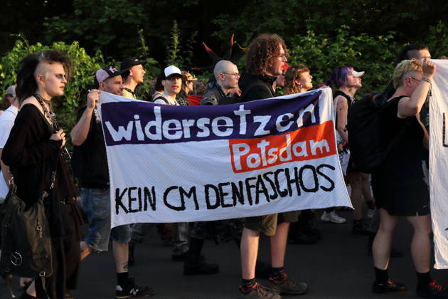 Demonstranten laufen mit Banner Widersetzen Potsdam Kein cm den Faschos in der Straße Alter Tornow auf der Halbinsel Hermannswerder während einer Demonstration gegen die Räumung des ehemals besetzten Hauses Tornowstraße 40, Potsdam, 26. Mai 2026. Hausbesetzer-Demo in Potsdam