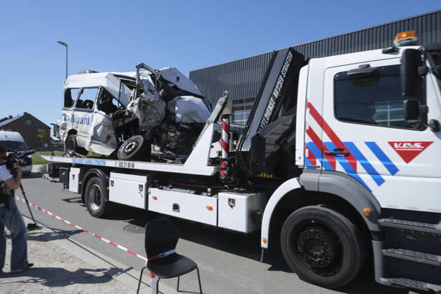 Several Injured in A Collision Between a School Bus and A Train - Belgium In Belgium, a collision between a school bus and a train left four people dead, including two children, on May 26, 2026. The damaged minibus was evacuated after being struck by a train in Buggenhout at a railroad crossing. Photo by Monasse T ANDBZ ABACAPRESS.COM Belgium  Copyright: xMonassexThierry ANDBZ ABACAx