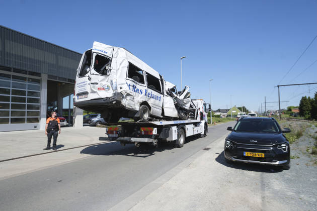 Several Injured in A Collision Between a School Bus and A Train - Belgium In Belgium, a collision between a school bus and a train left four people dead, including two children, on May 26, 2026. The damaged minibus was evacuated after being struck by a train in Buggenhout at a railroad crossing. Photo by Monasse T ANDBZ ABACAPRESS.COM Belgium  Copyright: xMonassexThierry ANDBZ ABACAx
