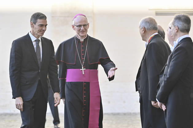 Pedro Sanchez at the Vatican to meet Pope Leo XIV VATICAN CITY, VATICAN, MAY 27: Spain s Prime Minister Pedro Sanchez (L), flanked by Prefect of the Papal Household Peter Rajic (2nd L), greets Papal Gentlemen in St. Damaso courtyard as he arrives for his meetings with Pope Leo XIV and with Vatican Secretary of State Cardinal Pietro Parolin, at the Vatican, on May 27, 2026. Isabella Bonotto Anadolu Vatican City Vatican. Editorial use only. Please get in touch for any other usage.  Copyright: x2026xAnadoluxIsabellaxBonottox