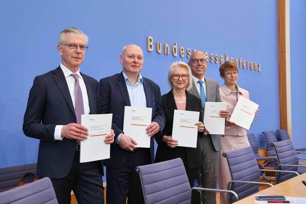 Berlin, Deutschland, 27.05.2026: Bundespressekonferenz: Vorstellung des Frühjahrsgutachten 2026 - Sachverständigenrat zur Begutachtung der gesamtwirtschaftlichen Entwicklung: L-R: Martin Werding, Achim Truger, Monika Schnitzer, Gabriel Felbermayr, Veronika Grimm Copyright: xdtsxNachrichtenagenturx dts_120804