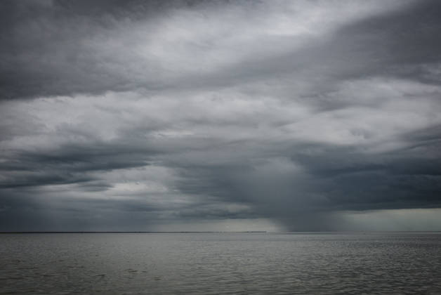 IMAGO Creative, Jahreszeit Sommer, Regen, Sommerregen Storm clouds with rain over the ocean, Everglades National Park. Everglades City, Florida, United States CR_SSNF260525E1-2015747-01