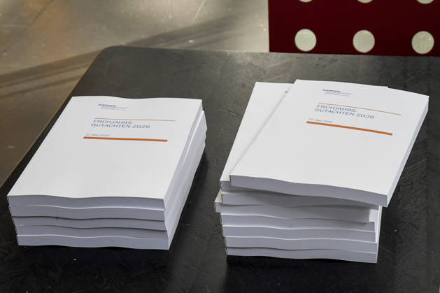 ABB BPK-GUTACHTEN - in Druckform Vorstellung des Fruehjahrsgutachten 2026 Sachverstaendigenrat zur Begutachtung der gesamtwirtschaftlichen Entwicklung auf der BPK Bundespressekonferenz in Berlin am 27.05.2026 Berlin Deutschland