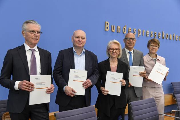ABB BPK-GUTACHTEN - Prof. Dr. Martin Werding Prof. Dr. Achim Truger Prof. Prof. Dr. Dr. h.c. Monika Schnitzer, Vorsitzende Prof. Dr. Gabriel Felbermayr, Prof. Dr. Veronika Grimm Bericht zum Thema Vorstellung des Fruehjahrsgutachten 2026-Sachverstaendigenrat zur Begutachtung der gesamtwirtschaftlichen Entwicklung auf der BPK Bundespressekonferenz in Berlin am 27.05.2026 Berlin Deutschland