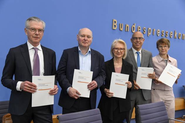 ABB BPK-GUTACHTEN - Prof. Dr. Martin Werding Prof. Dr. Achim Truger Prof. Prof. Dr. Dr. h.c. Monika Schnitzer, Vorsitzende Prof. Dr. Gabriel Felbermayr, Prof. Dr. Veronika Grimm Bericht zum Thema Vorstellung des Fruehjahrsgutachten 2026-Sachverstaendigenrat zur Begutachtung der gesamtwirtschaftlichen Entwicklung auf der BPK Bundespressekonferenz in Berlin am 27.05.2026 Berlin Deutschland