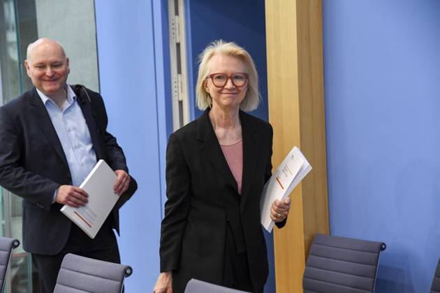 ABB BPK-GUTACHTEN Prof. Dr. Achim Truger Monika Schnitzer, Vorsitzende Bericht zum Thema Vorstellung des Fruehjahrsgutachten 2026-Sachverstaendigenrat zur Begutachtung der gesamtwirtschaftlichen Entwicklung auf der BPK Bundespressekonferenz in Berlin am 27.05.2026 Berlin Deutschland