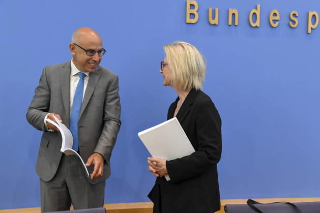 ABB BPK-GUTACHTEN - Prof. Dr. Martin Werding Monika Schnitzer, Vorsitzende Bericht zum Thema Vorstellung des Fruehjahrsgutachten 2026-Sachverstaendigenrat zur Begutachtung der gesamtwirtschaftlichen Entwicklung auf der BPK Bundespressekonferenz in Berlin am 27.05.2026 Berlin Deutschland