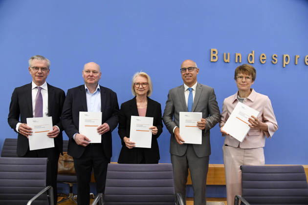 ABB BPK-GUTACHTEN - Prof. Dr. Martin Werding Prof. Dr. Achim Truger Prof. Prof. Dr. Dr. h.c. Monika Schnitzer, Vorsitzende Prof. Dr. Gabriel Felbermayr, Prof. Dr. Veronika Grimm Bericht zum Thema Vorstellung des Fruehjahrsgutachten 2026-Sachverstaendigenrat zur Begutachtung der gesamtwirtschaftlichen Entwicklung auf der BPK Bundespressekonferenz in Berlin am 27.05.2026 Berlin Deutschland