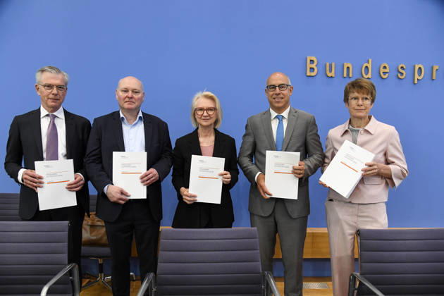 ABB BPK-GUTACHTEN - Prof. Dr. Martin Werding Prof. Dr. Achim Truger Prof. Prof. Dr. Dr. h.c. Monika Schnitzer, Vorsitzende Prof. Dr. Gabriel Felbermayr, Prof. Dr. Veronika Grimm Bericht zum Thema Vorstellung des Fruehjahrsgutachten 2026-Sachverstaendigenrat zur Begutachtung der gesamtwirtschaftlichen Entwicklung auf der BPK Bundespressekonferenz in Berlin am 27.05.2026 Berlin Deutschland