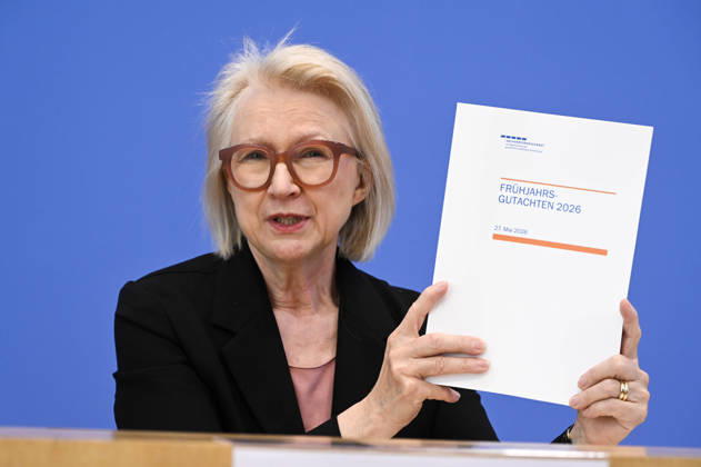 ABB BPK-GUTACHTEN - Prof. Prof. Dr. Dr. h.c. Monika Schnitzer, Vorsitzende Bericht zum Thema Vorstellung des Fruehjahrsgutachten 2026-Sachverstaendigenrat zur Begutachtung der gesamtwirtschaftlichen Entwicklung auf der BPK Bundespressekonferenz in Berlin am 27.05.2026 Berlin Deutschland