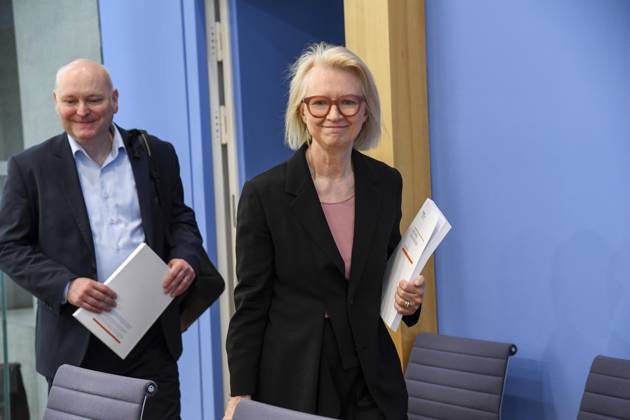 ABB BPK-GUTACHTEN Prof. Dr. Achim Truger Monika Schnitzer, Vorsitzende Bericht zum Thema Vorstellung des Fruehjahrsgutachten 2026-Sachverstaendigenrat zur Begutachtung der gesamtwirtschaftlichen Entwicklung auf der BPK Bundespressekonferenz in Berlin am 27.05.2026 Berlin Deutschland
