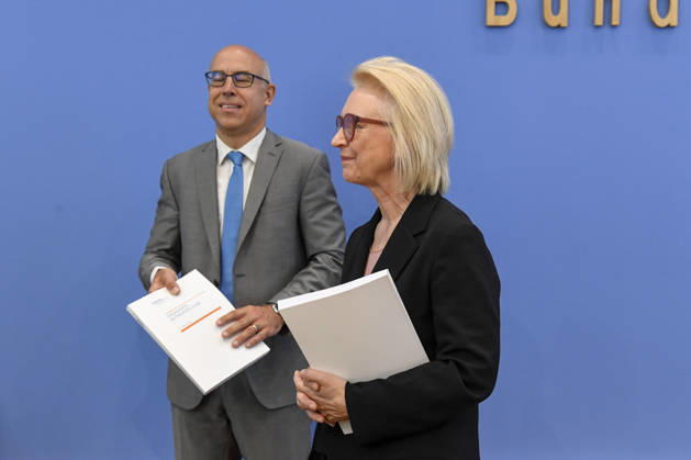 ABB BPK-GUTACHTEN - Prof. Dr. Martin Werding Monika Schnitzer, Vorsitzende Bericht zum Thema Vorstellung des Fruehjahrsgutachten 2026-Sachverstaendigenrat zur Begutachtung der gesamtwirtschaftlichen Entwicklung auf der BPK Bundespressekonferenz in Berlin am 27.05.2026 Berlin Deutschland