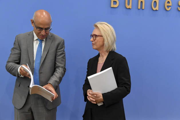 ABB BPK-GUTACHTEN - Prof. Dr. Martin Werding Monika Schnitzer, Vorsitzende Bericht zum Thema Vorstellung des Fruehjahrsgutachten 2026-Sachverstaendigenrat zur Begutachtung der gesamtwirtschaftlichen Entwicklung auf der BPK Bundespressekonferenz in Berlin am 27.05.2026 Berlin Deutschland