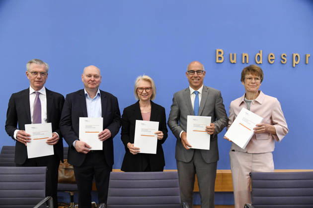 ABB BPK-GUTACHTEN - Prof. Dr. Martin Werding Prof. Dr. Achim Truger Prof. Prof. Dr. Dr. h.c. Monika Schnitzer, Vorsitzende Prof. Dr. Gabriel Felbermayr, Prof. Dr. Veronika Grimm Bericht zum Thema Vorstellung des Fruehjahrsgutachten 2026-Sachverstaendigenrat zur Begutachtung der gesamtwirtschaftlichen Entwicklung auf der BPK Bundespressekonferenz in Berlin am 27.05.2026 Berlin Deutschland