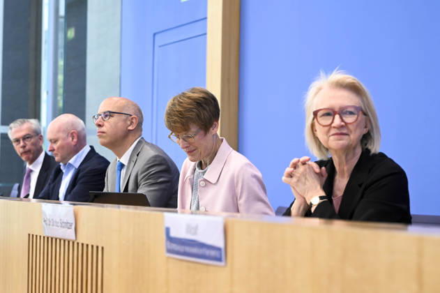 ABB BPK-GUTACHTEN - Prof. Dr. Martin Werding Prof. Dr. Achim Truger Prof. Prof. Dr. Dr. h.c. Monika Schnitzer, Vorsitzende Prof. Dr. Gabriel Felbermayr, Prof. Dr. Veronika Grimm Bericht zum Thema Vorstellung des Fruehjahrsgutachten 2026-Sachverstaendigenrat zur Begutachtung der gesamtwirtschaftlichen Entwicklung auf der BPK Bundespressekonferenz in Berlin am 27.05.2026 Berlin Deutschland