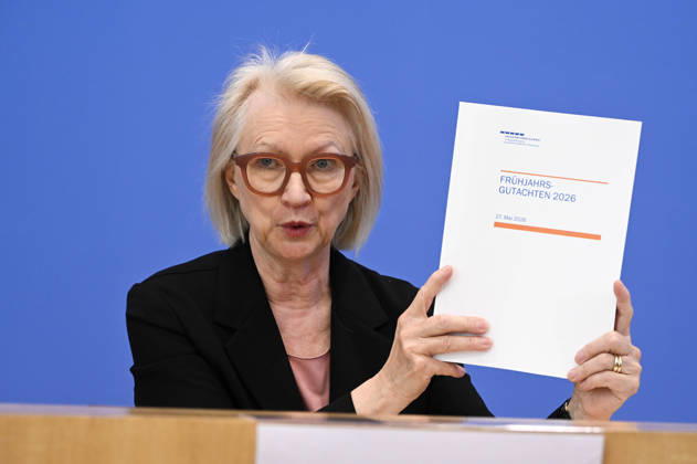 ABB BPK-GUTACHTEN - Prof. Prof. Dr. Dr. h.c. Monika Schnitzer, Vorsitzende Bericht zum Thema Vorstellung des Fruehjahrsgutachten 2026-Sachverstaendigenrat zur Begutachtung der gesamtwirtschaftlichen Entwicklung auf der BPK Bundespressekonferenz in Berlin am 27.05.2026 Berlin Deutschland